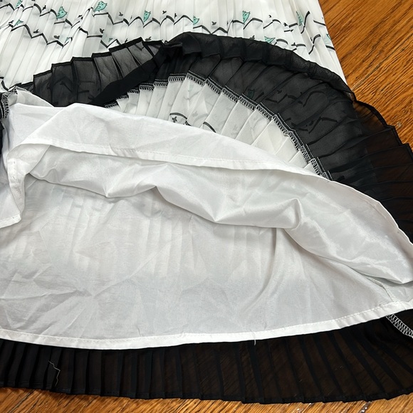 Forever 21 sleeveless dress. Cute bird print. Size Small. Pleated skirt. - Picture 11 of 14